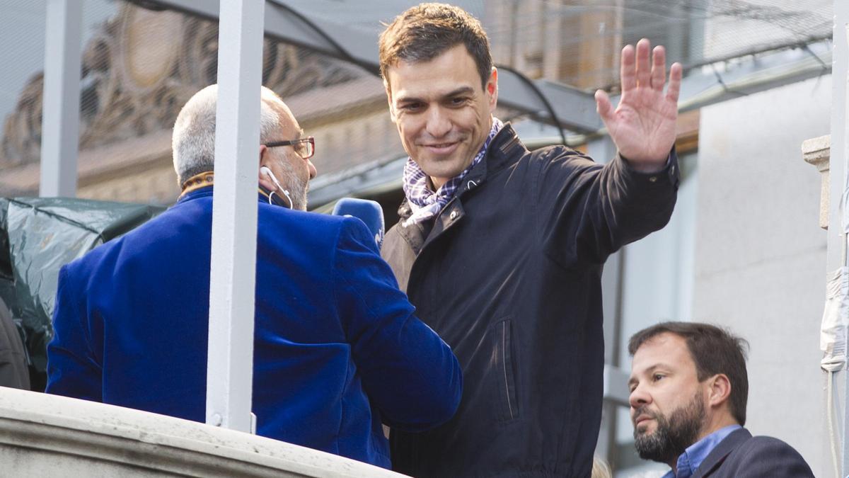 Pedro Sánchez saluda desde el balcón municipal.