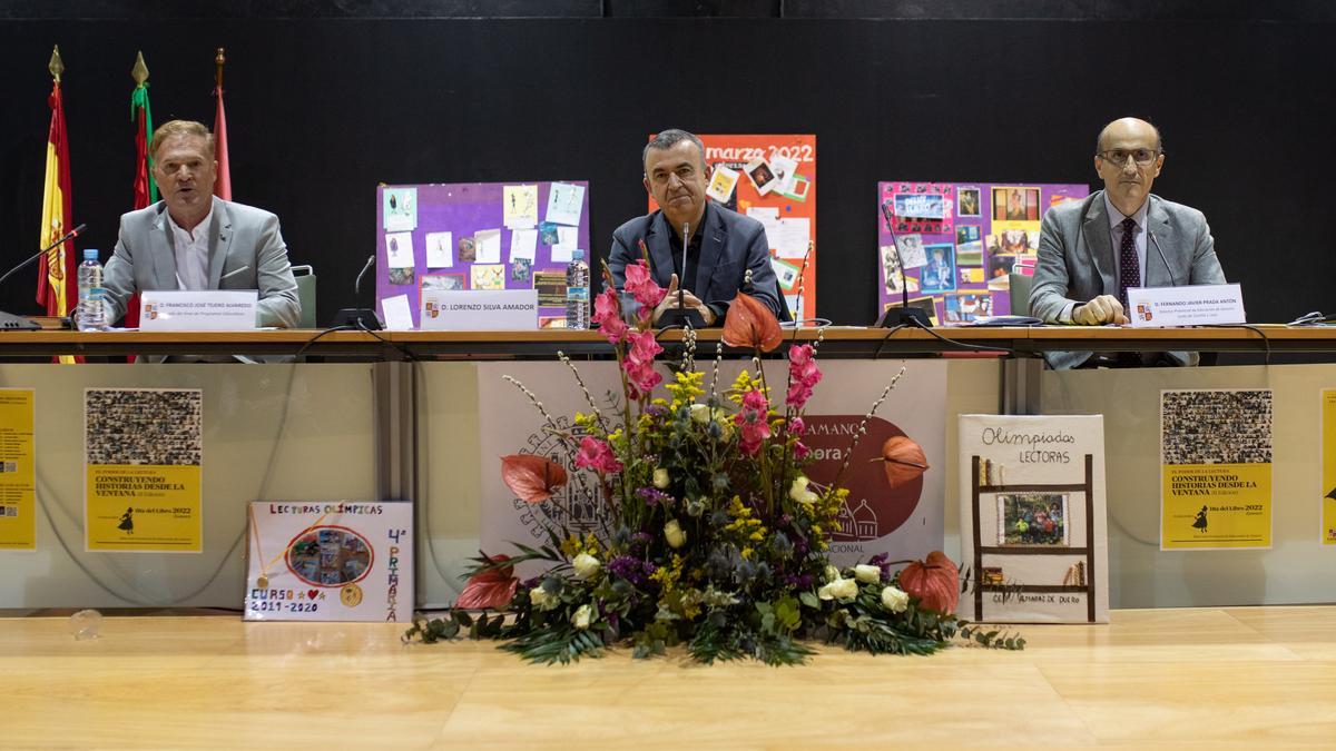 Lorenzo Silva, en el centro, durante su participación en las jornadas de fomento de la lectura de Zamora.