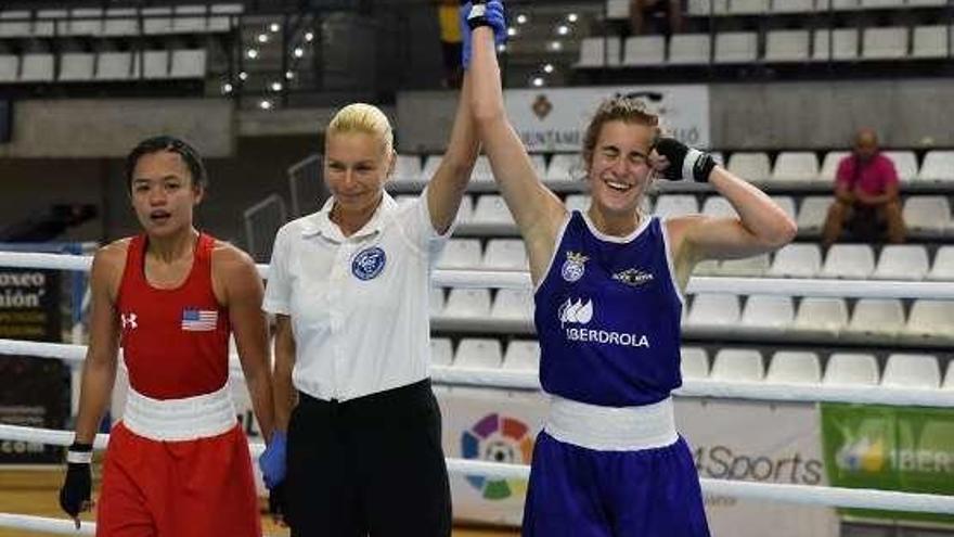 La juez levanta el brazo de Laura Fuertes tras el combate.