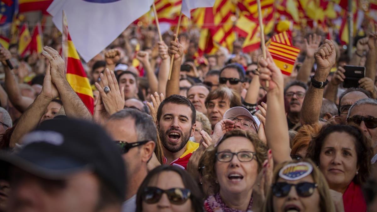 Miles de personas se concentran en el Passeig de Gràcia.