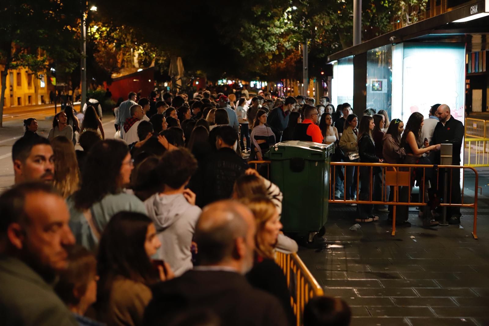 EN IMÁGENES | Largas filas en las paradas de tranvía en las primeras horas de huelga