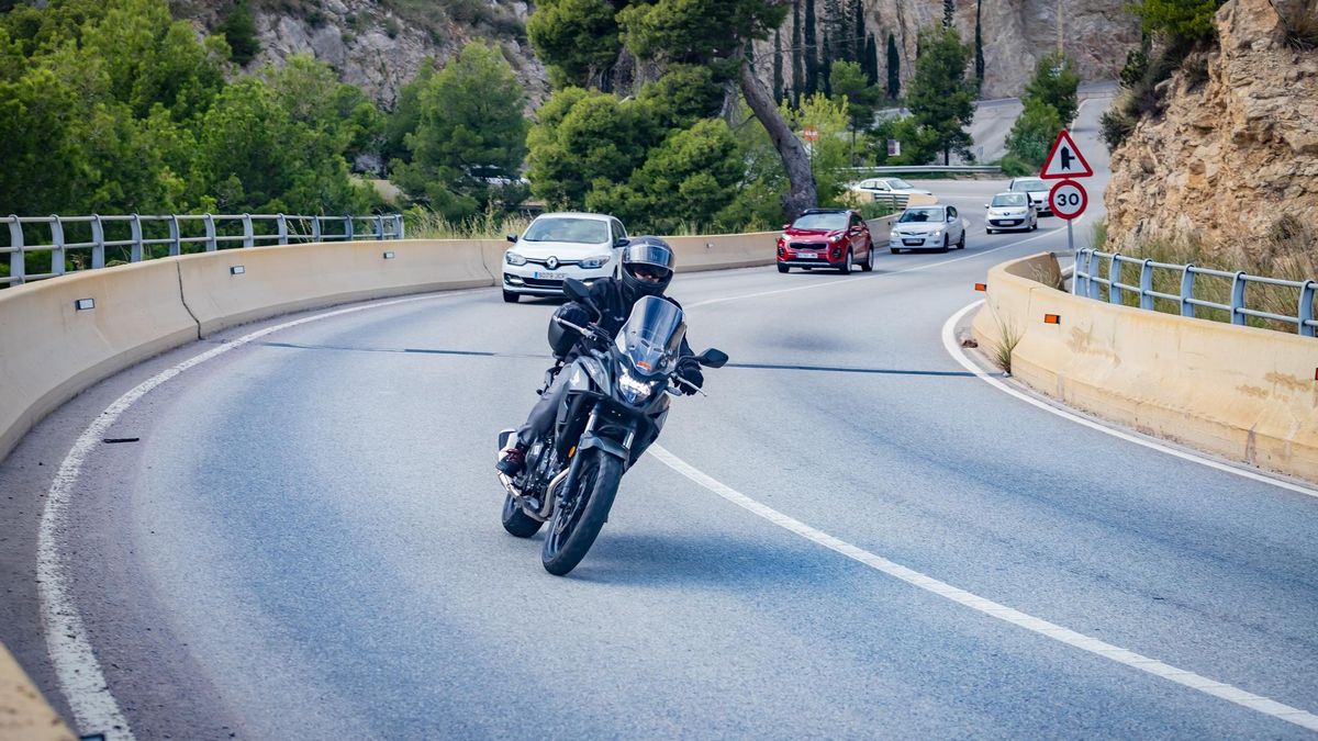 Trànsit señala con marcas en el suelo algunas curvas de carreteras para rebajar la siniestralidad de motoristas
