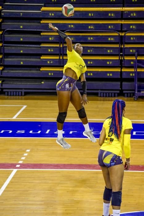 25-02-20 DEPORTES. CENTRO INSULAR DE LOS DEPORTES. LAS PALMAS DE GRAN CANARIA. Entrenamiento y foto de grupo del equipo femenino de volleyball IBSA 7 Palmas.    Fotos: Juan Castro.  | 25/02/2020 | Fotógrafo: Juan Carlos Castro