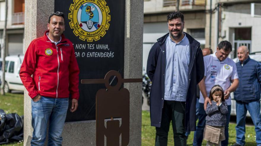 Verín y los vespistas de Ourense rinden homenaje a los motoristas con una estatua
