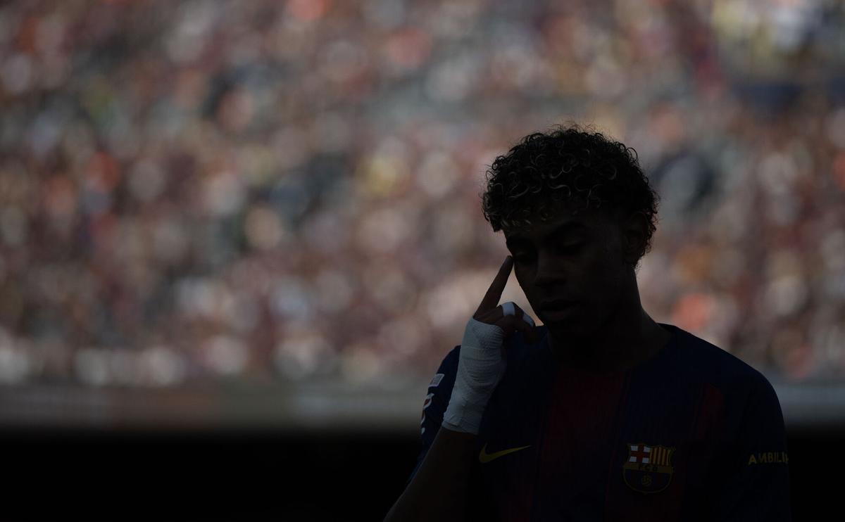 Lamine Yamal, en la sombra durante el partido de Liga entre el Barça y el Levante en el Camp Nou.