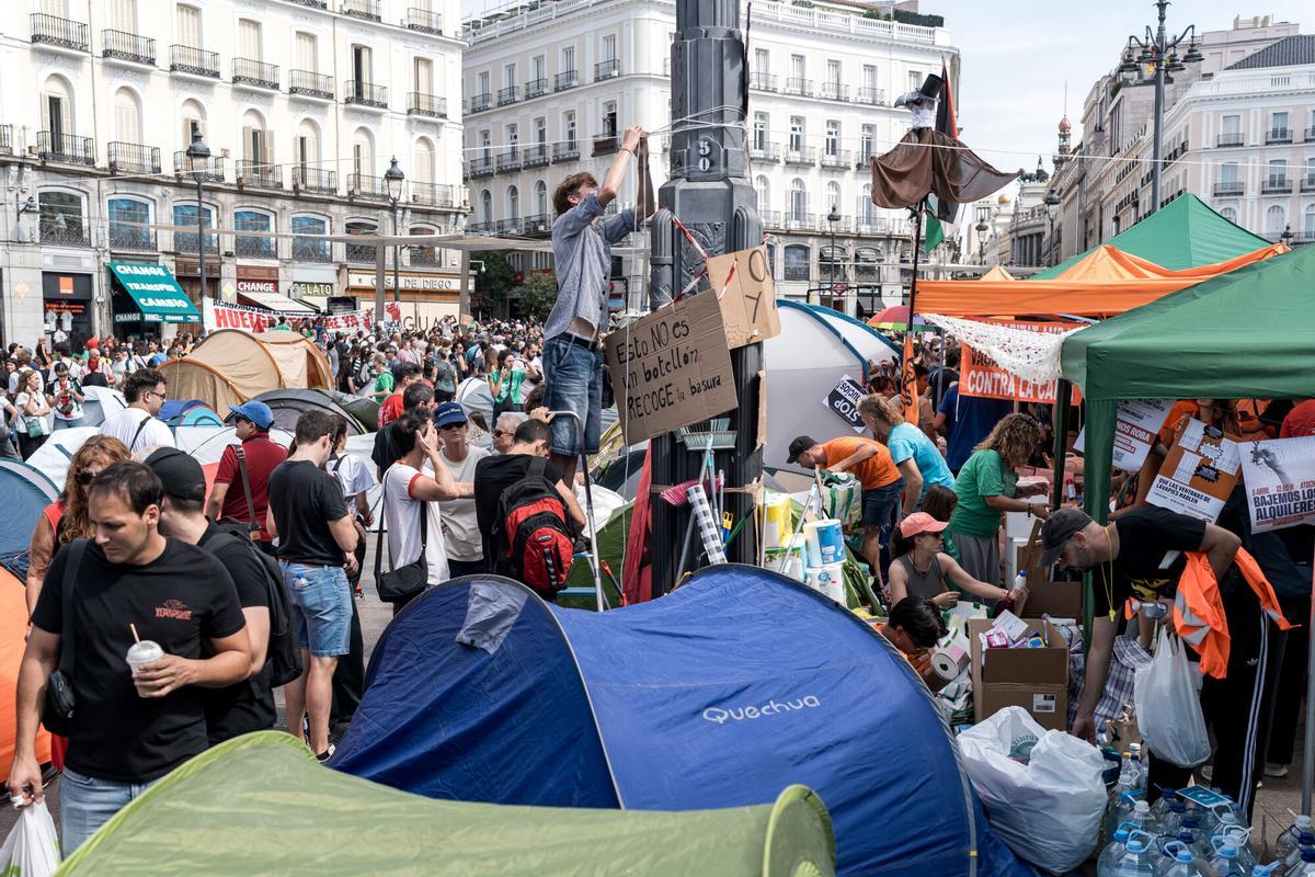 Numerosas personas se concentran en tiendas de campaña para exigir la aprobación de un decreto sobre vivienda, en la Puerta del Sol, a 27 de septiembre de 2026, en Madrid (España). 500 personas han amanecido este domingo en la Puerta del Sol de Madrid tras acampar en un centenar de tiendas de campaña toda la noche --según las cifras facilitadas por la Delegación de Gobierno a Europa Press-- para exigir la aprobación de un decreto sobre vivienda, que han bautizado como decreto Maricarmen, en el Consejo de Ministros que se celebrará el martes 29 de septiembre. 27 SEPTIEMBRE 2026 Diego Radamés / Europa Press 27/09/2026. Diego Radamés