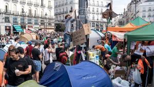 Numerosas personas se concentran en tiendas de campaña para exigir la aprobación de un decreto sobre vivienda, en la Puerta del Sol, a 27 de septiembre de 2026, en Madrid (España). 500 personas han amanecido este domingo en la Puerta del Sol de Madrid tras acampar en un centenar de tiendas de campaña toda la noche --según las cifras facilitadas por la Delegación de Gobierno a Europa Press-- para exigir la aprobación de un decreto sobre vivienda, que han bautizado como decreto Maricarmen, en el Consejo de Ministros que se celebrará el martes 29 de septiembre. 27 SEPTIEMBRE 2026 Diego Radamés / Europa Press 27/09/2026. Diego Radamés