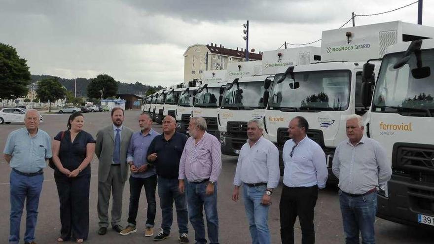 Alcaldes y miembros del Consorcio, ayer en O Burgo en la presentación de la nueva flota de recogida de basura.