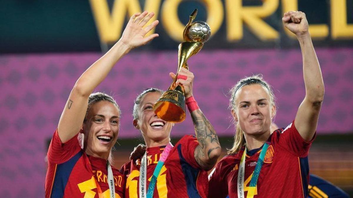 Jugadoras de la selección española con la Copa del Mundo que se podrá ver en Córdoba.