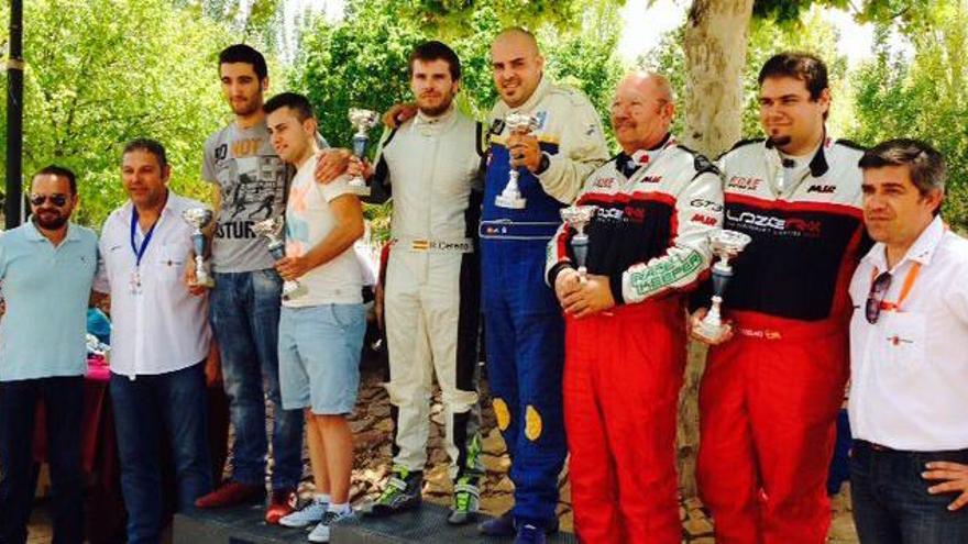 Los vencedores del Rallysprint de Cehegín posan en el podio de campeones al terminar la prueba.