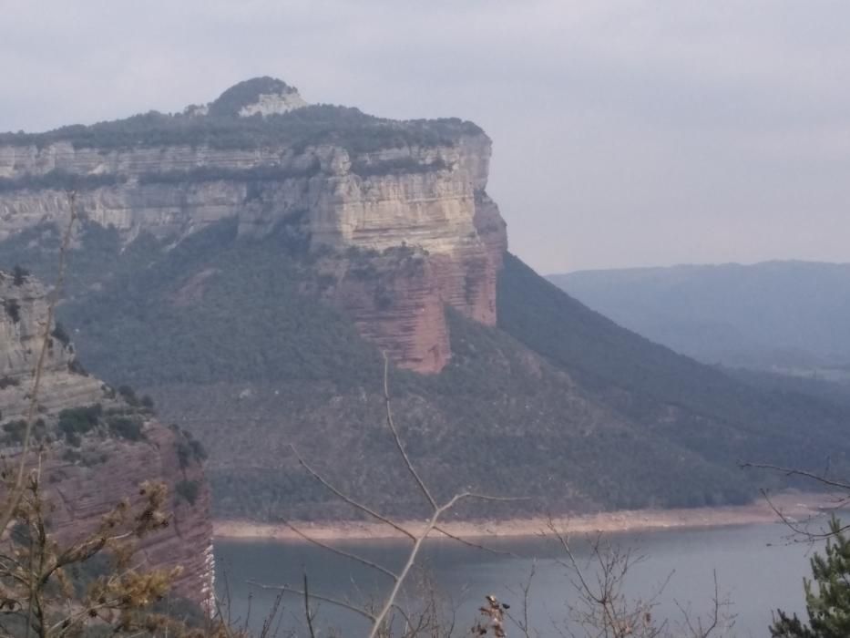 Espadat. Imatge feta des del parador de Sau, amb el pantà i les cingleres de Tavertet.