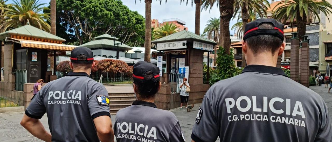 Imagen de archivo de tres agentes de la Policía Canaria.