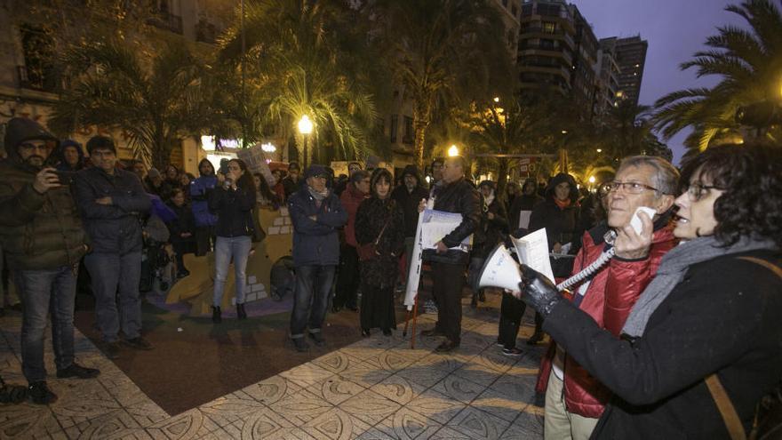 El edil Miguel Ángel Pavón durante la lectura del manifiesto