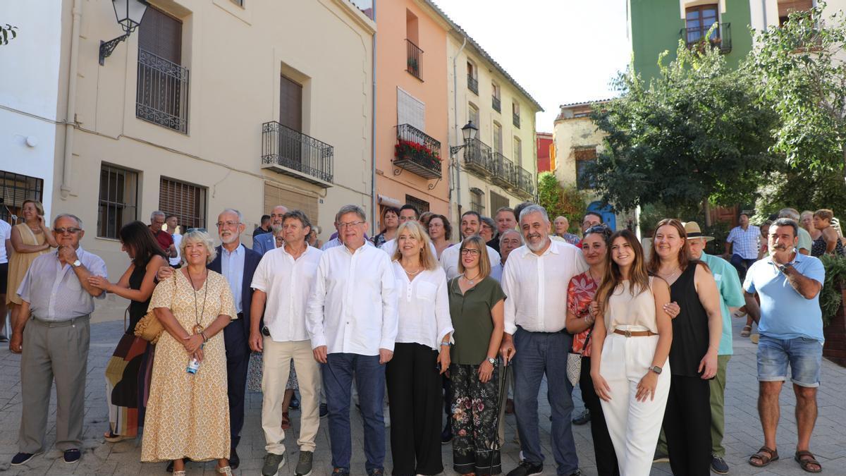 El jefe del Consell durante su visita a La Vall d’Alcalà.