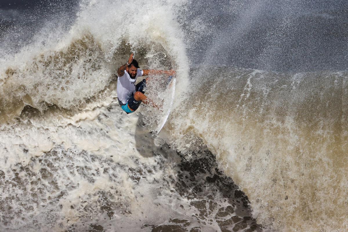 El brasileño Italo Ferreira compite en la final masculina de surf en los Juegos Olímpicos Tokio 2020.