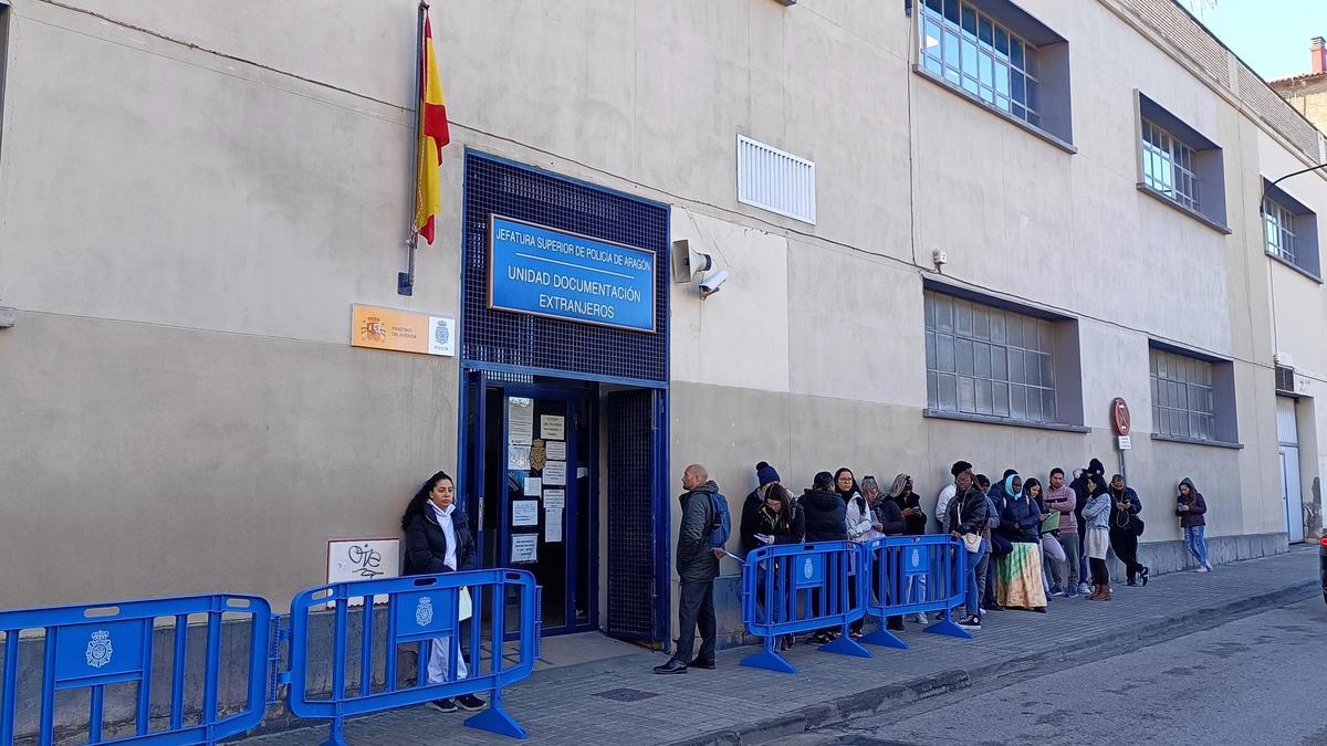 Filas en la oficina de Extranjería en la comisaría de Delicias de la Policía Nacional.