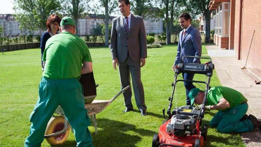 El delegado, Alberto Castro, visita a los alumnos de jardinería del centro de FP Ocupacional