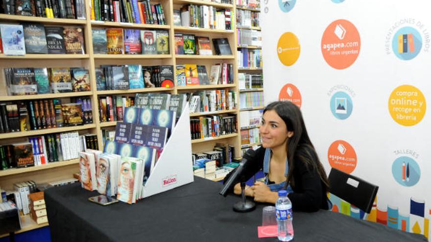 Dulcinea (Paola Calasanz), ayer en su encuentro con los lectores en Santa Cruz.
 Numerosos lectores de la catalana se dieron cita en la librería tinerfeña.