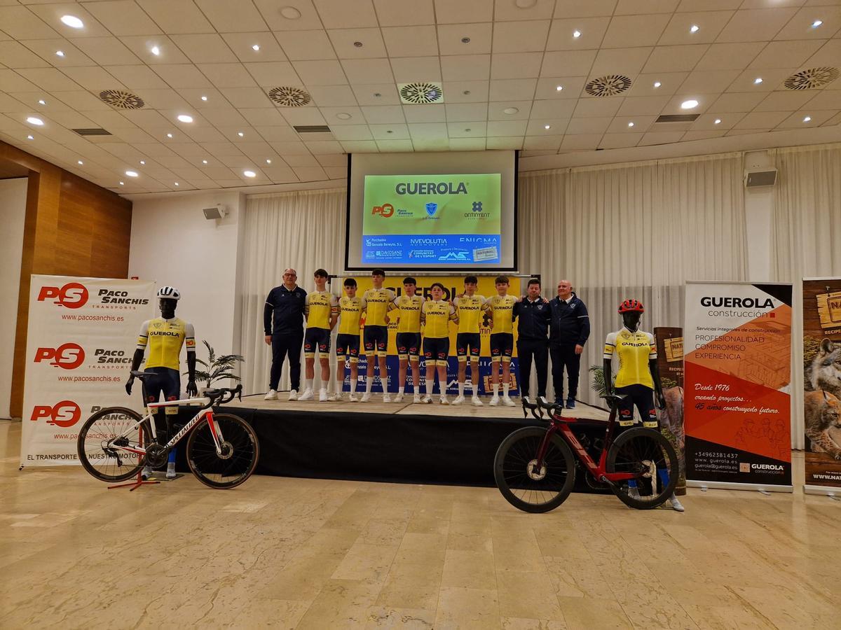Corredores del Club Ciclista Ontinyent en la presentación del año pasado.