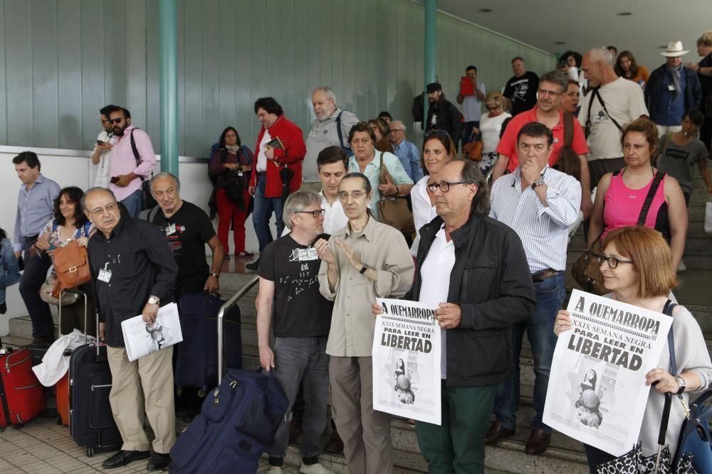 Llegada del "tren negro" a la estación de Gijón.