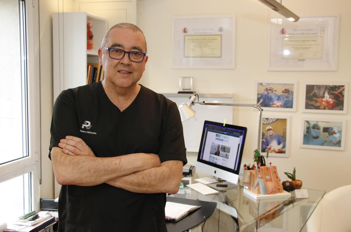 Pedro Villabella, en su clínica