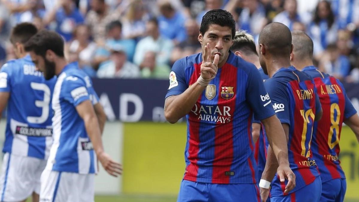 Los clásicos besos de gol de Suárez, este sábado en Leganés.