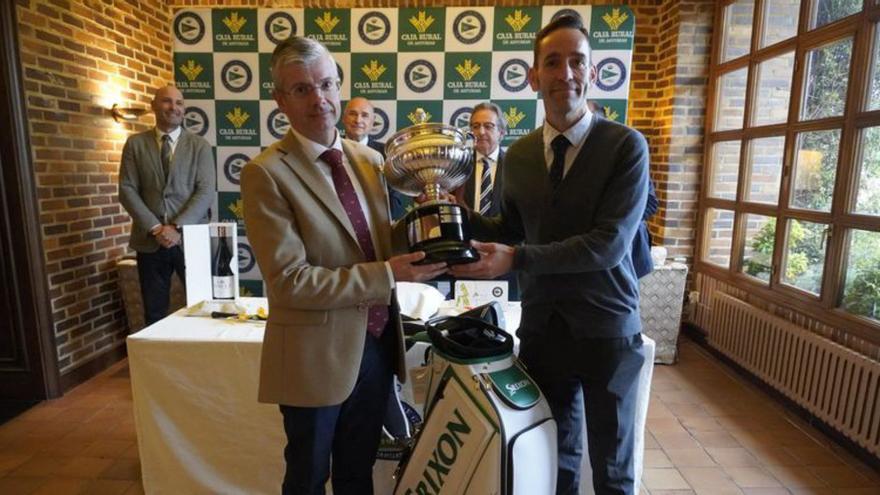Jorge Álvarez de Linera, a la izquierda, recoge el trofeo de ganador de manos de Roberto García Villaverde, director de Banca Patrimonial de Caja Rural de Asturias. |
