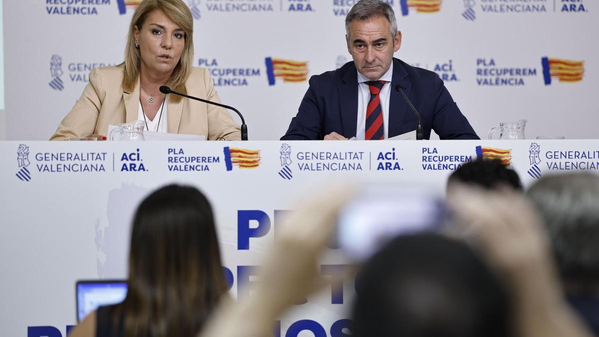 Barrachina luce una corbata granota en la rueda de prensa tras el pleno del Consell.