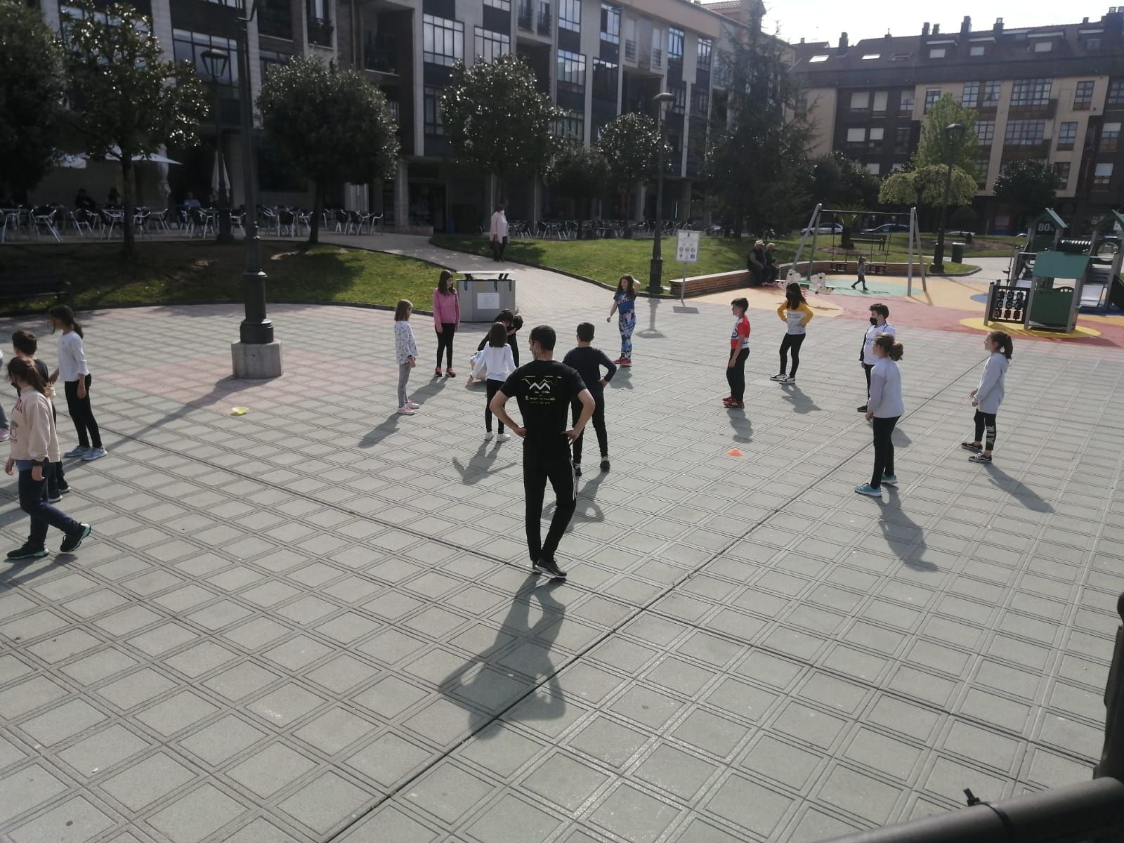 Los niños de Llanera hacen ejercicio en la calle