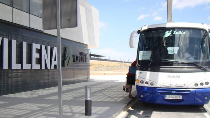 Uno de los autobuses que realizaba el servicio entre la comarca y la estación del AVE.