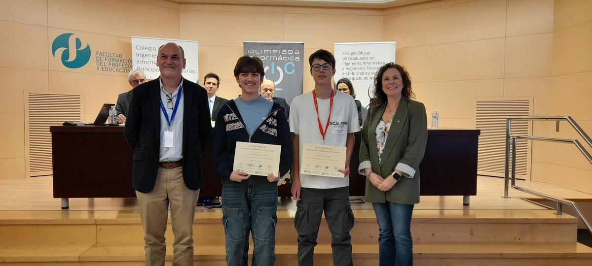 Vicente Rodríguez, vicedecano del Colegio de Ingenieros en Informática, Sergio Fernández-Combarro, Jaime Martínez, y Yolanda Iglesias, vicedecana del Colegio de Graduados en Ingeniería Informática.
