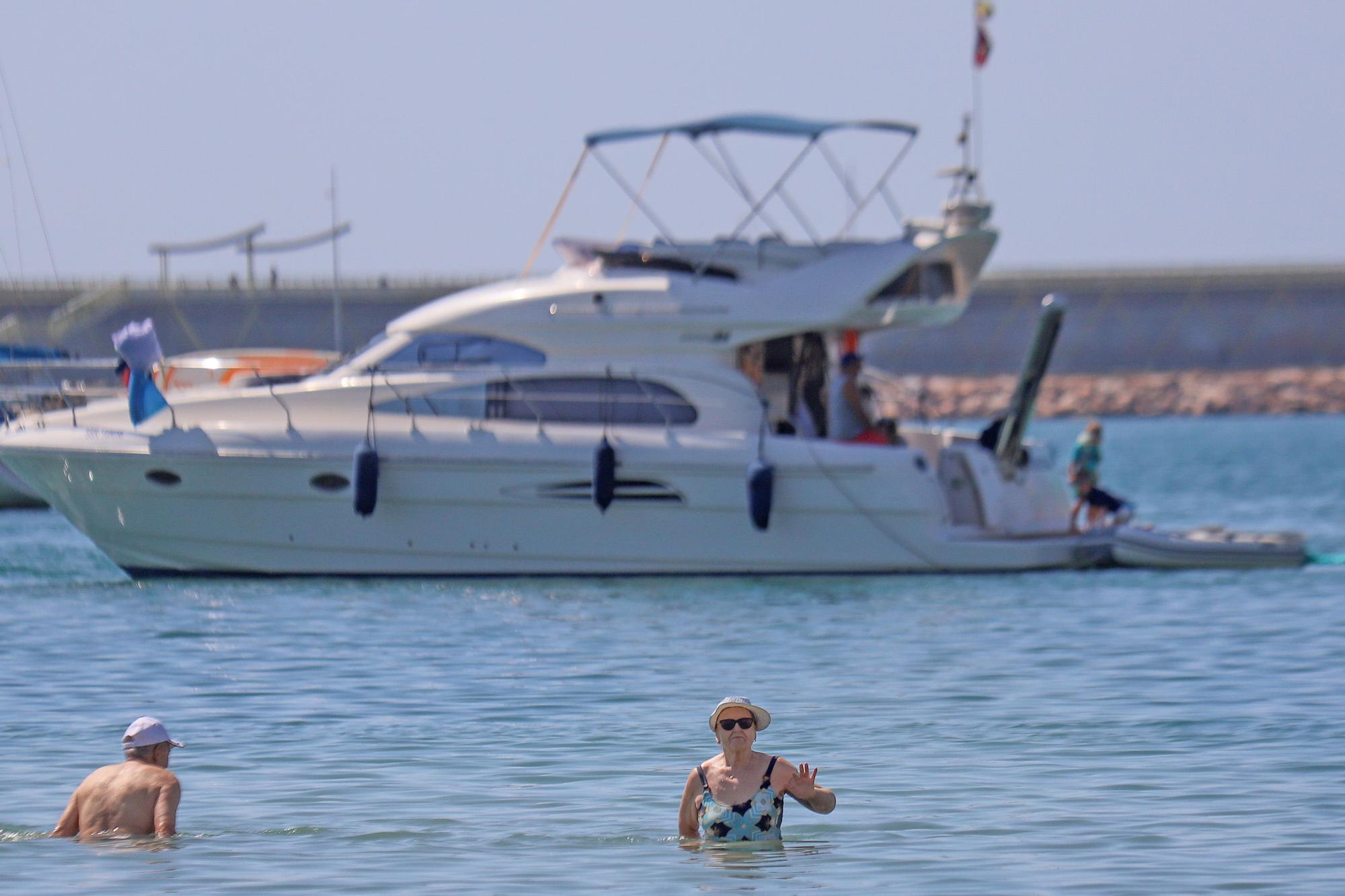 La Generalitat se desentiende de la seguridad en la playa del Acequión de Torrevieja