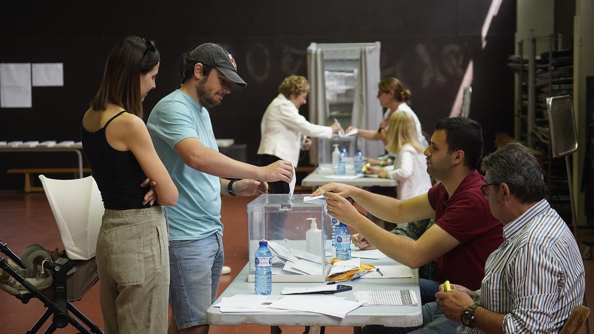 Diversos votants durant una jornada electoral, en una imatge d'arxiu.