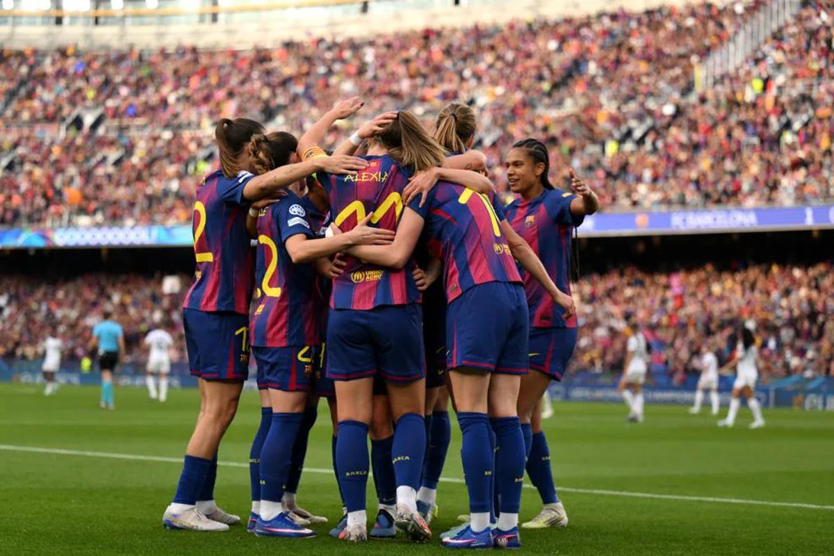 Las jugadoras del Barça celebran el gol de Alexia