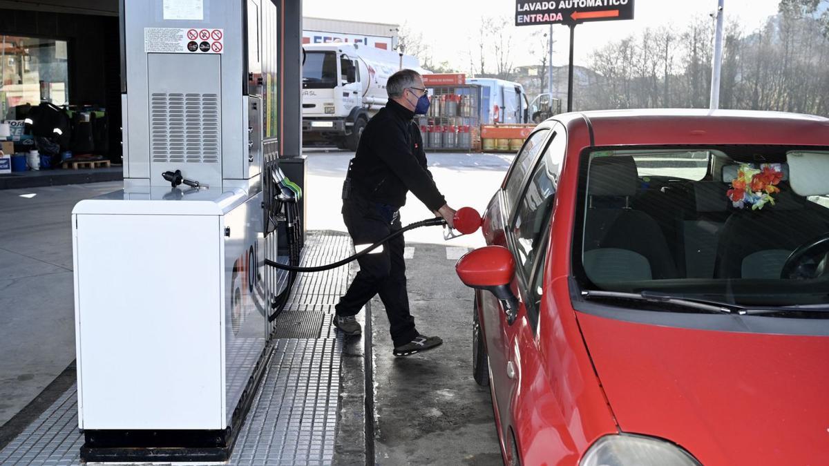 Llenar el depósito de combustible se ha encarecido más del 25% en el último  año - La Opinión de A Coruña