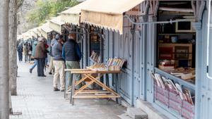 06/03/2025 Puestos de la Feria de libros de la Cuesta de Moyano, a 6 de marzo de 2025, en Madrid (España). La famosa feria de libros de Madrid en la Cuesta de Moyano celebra su centenario el próximo 11 de mayo. Se ha preparado un programa especial para conmemorar, desde marzo hasta diciembre, por parte de la Asociación Soy de la Cuesta, y el apoyo del Área de Cultura, Turismo y Deporte. El programa incluye rutas literarias, conciertos, concursos, ciclos de charlas, recitales, exposiciones y otras actividades. CULTURA Ricardo Rubio - Europa Press