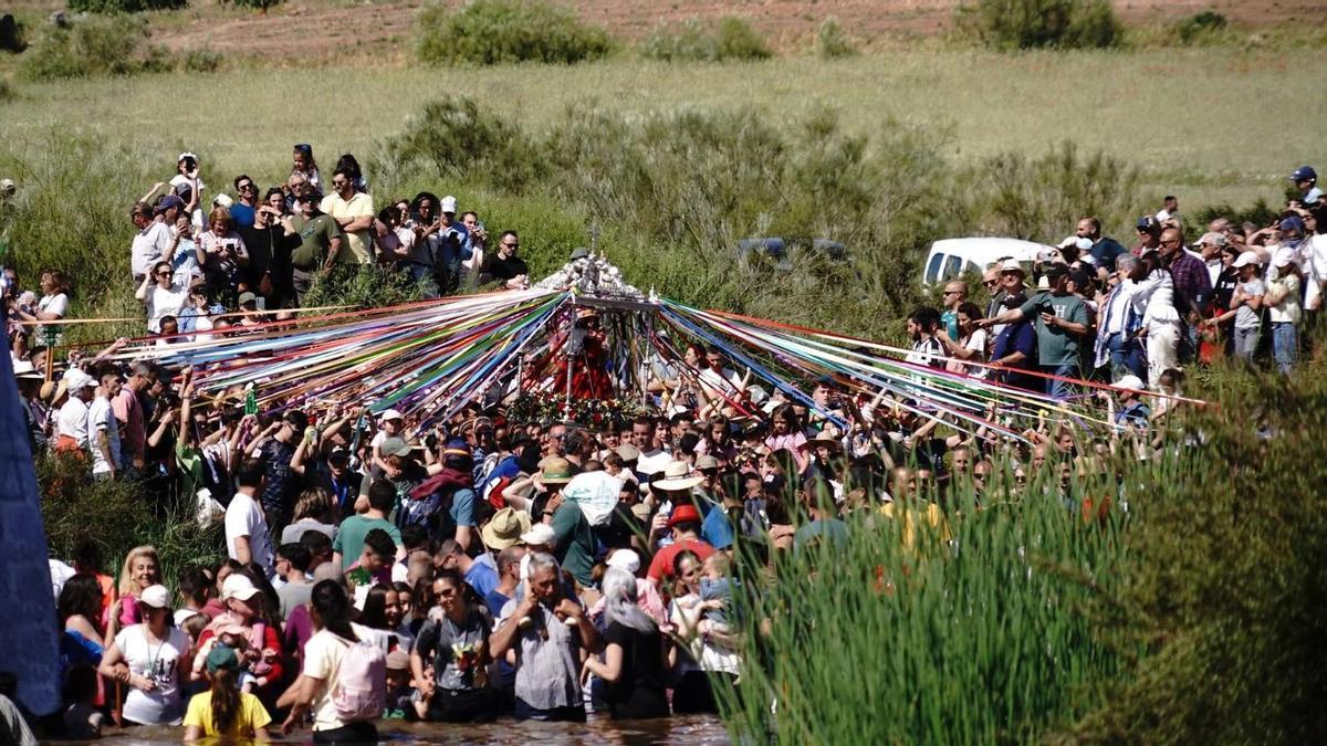 La Virgen de Alcantarilla cruza un año más el río Zújar en Belalcázar
