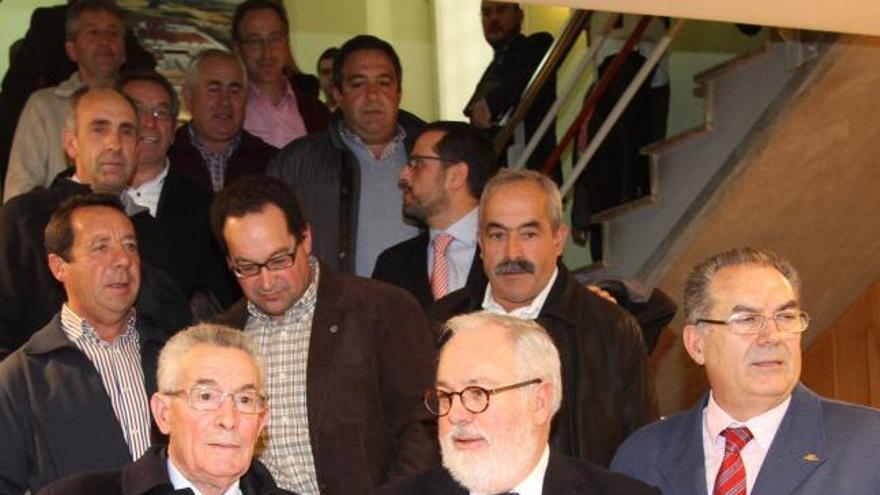 Arias Cañete flanqueado por Florentino Mangas y Sánchez Olea, y detrás socios de la cooperativa Cobadu.