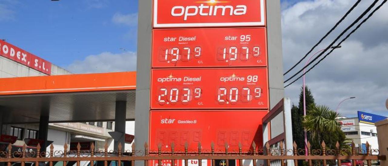 Panel de precios de una gasolinera el pasado 10 de marzo. |   // VÍCTOR ECHAVE