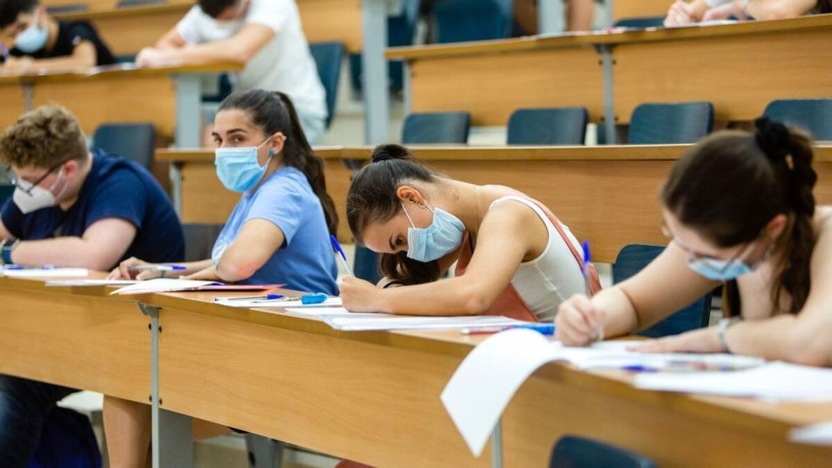 Estudiantes durante la Selectividad en Andalucía el pasado año.