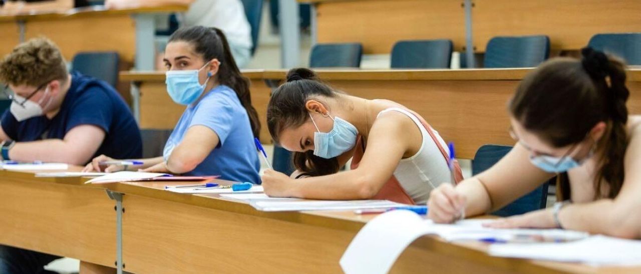 Estudiantes durante la Selectividad en Andalucía el pasado año