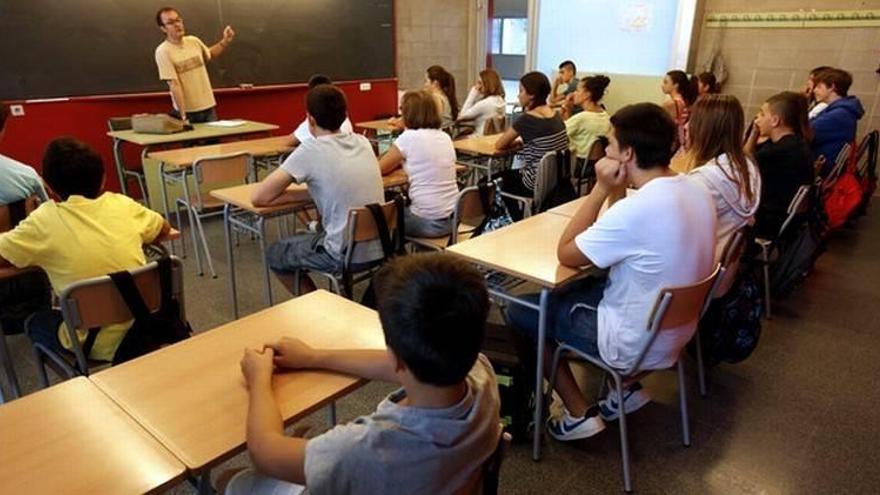 Un docente aragonés dando clase a sus alumnos