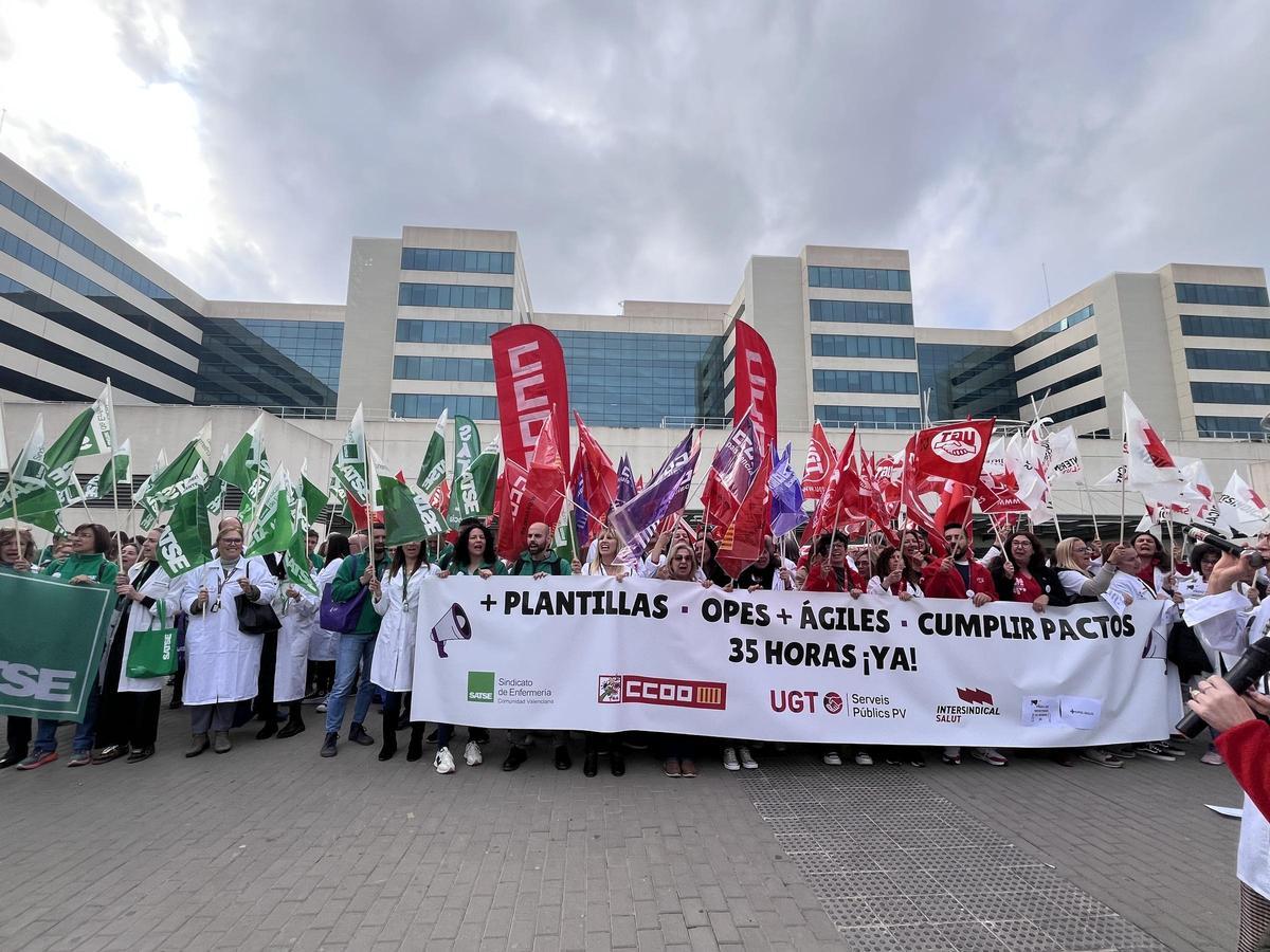 Concentración en el hospital la Fe por las 35 horas.