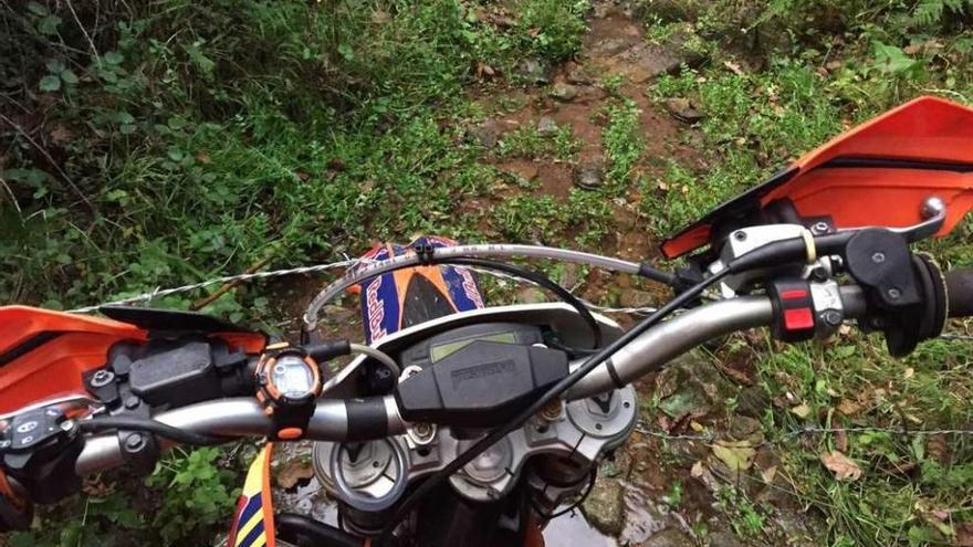 La moto de enduro de Cesáreo Agra, con el cierre de alambres que la paró en un camino de Montillón.