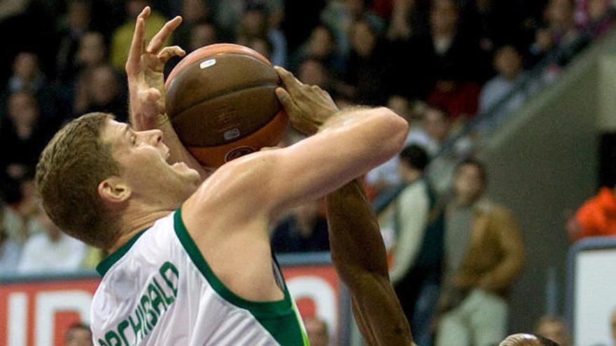 Duelo desigual. Archibald y Calloway luchan por un balón durante el partido de ayer.