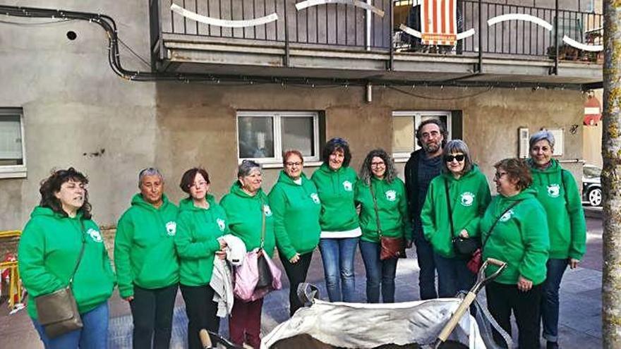 Membres de l&#039;entitat amb el regidor Oriol Camps i un dels arbres, ahir