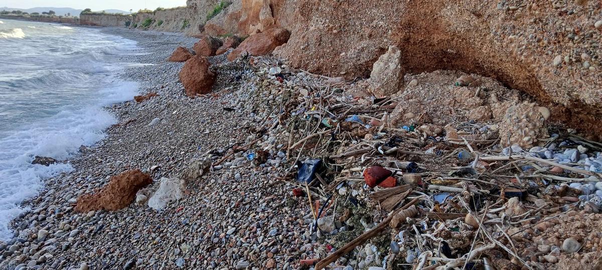 Residuos contaminantes en la playa del Surrach (Benicarló)