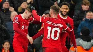 Mac Allister y Joe Gomez felicitan a Conor Bradley por su estreno goleador con el Liverpool