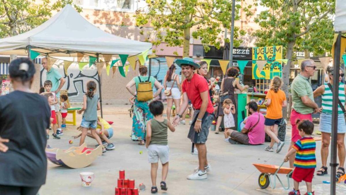 Niños y niñas jugando en las plazas, en el marco del programa Jugamos en las plazas