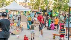 Niños y niñas jugando en las plazas, en el marco del programa Jugamos en las plazas